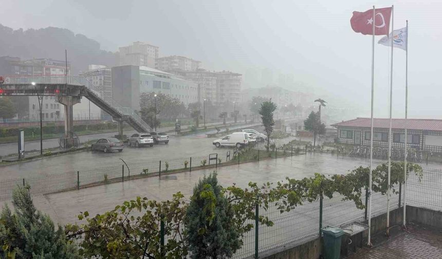Hopa'da dalgalar metrelerce yükseldi