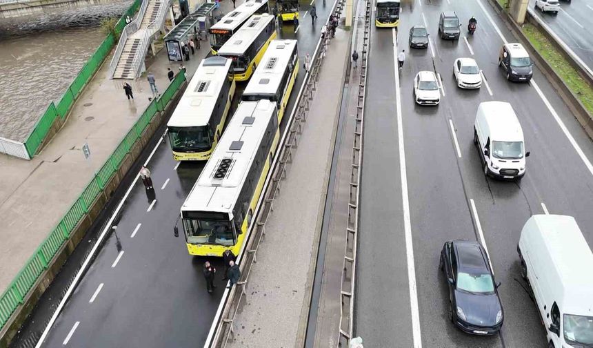 İETT otobüsü arızalandı, Kadıköy D-100 Karayolu'nda trafik durma noktasına geldi