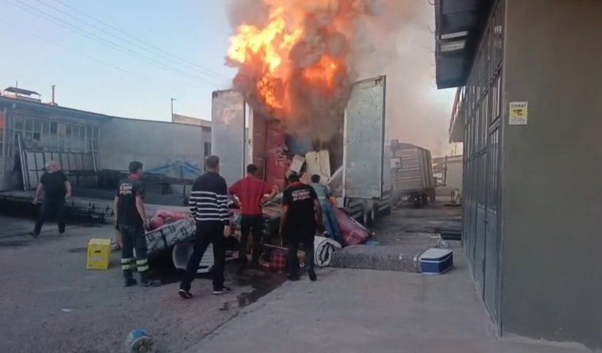 Kars'ta nakliye kamyonu alev alev yandı: Ev eşyaları kullanılamaz hale geldi