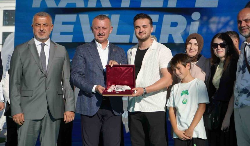 Kartepe Kent Konut Evleri'nde 144 hak sahibine anahtar teslim edildi