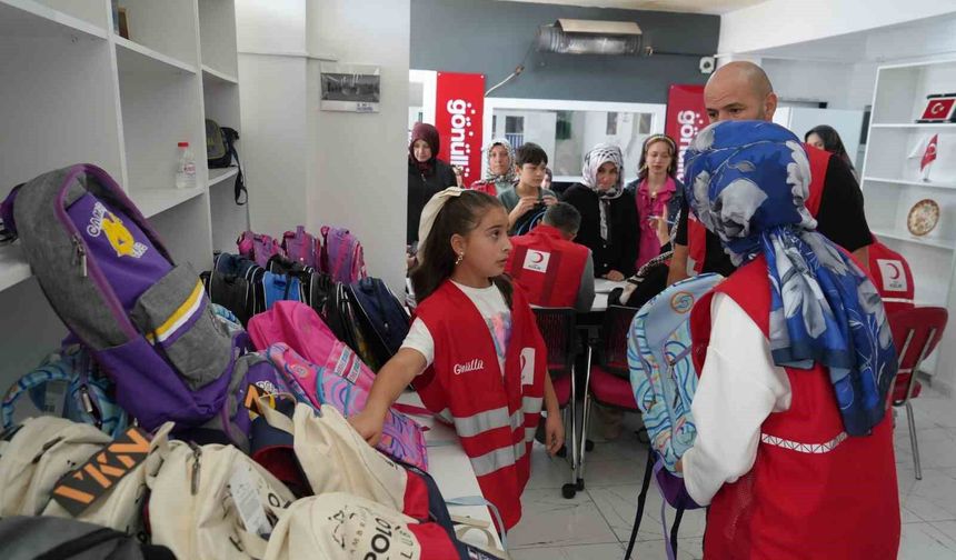 Kızılay Palandöken'den öğrencilere çanta ve kırtasiye desteği
