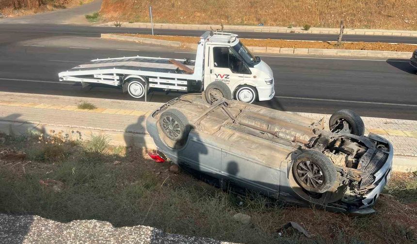 Kontrolden çıkan otomobil kaldırıma uçarak ters döndü: 1 yaralı