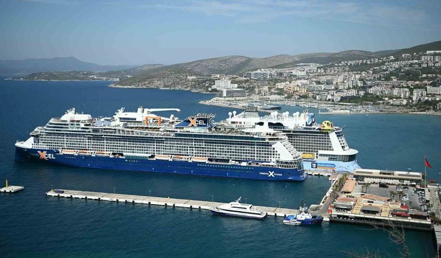 Kuşadası'na 2 kruvaziyerle 7 bin 818 turist geldi