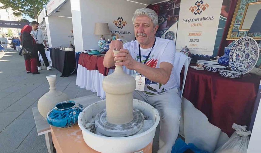 Kütahya çiniciliği yüzyıllardır süren geleneğiyle geleceğe taşınıyor