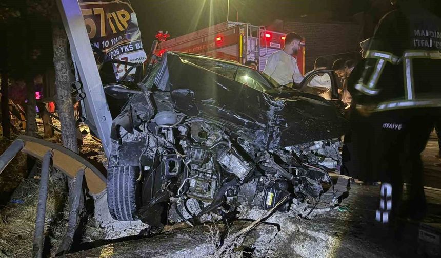 Mardin'de otomobil reklam panosuna çarptı: 3 yaralı