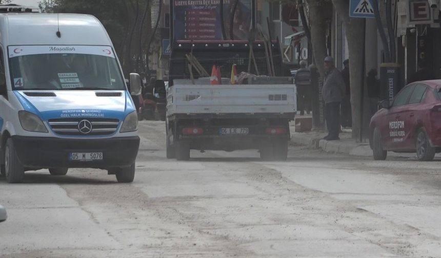 Merzifonluların toz ve çukurla imtihanı: Halka maske dağıtıldı