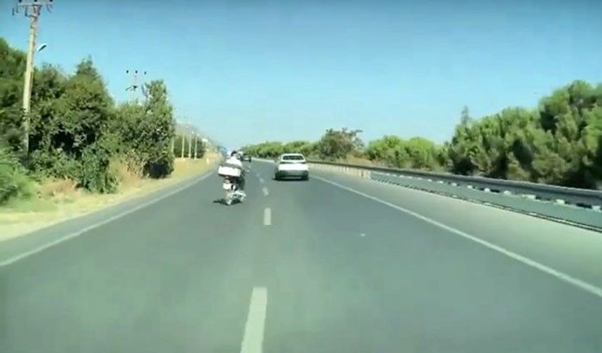 Motosiklet bir anda yola atladı, sürücünün refleksi sayesinde faciadan dönüldü
