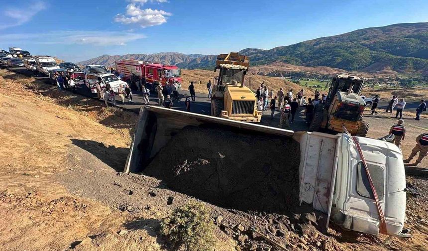 Muş'ta kamyon devrildi: 1 ölü, 1 yaralı