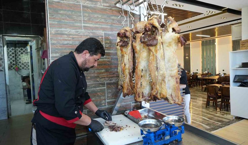 Muş'un yöresel lezzeti büryan, tandırda sofralara uzanıyor