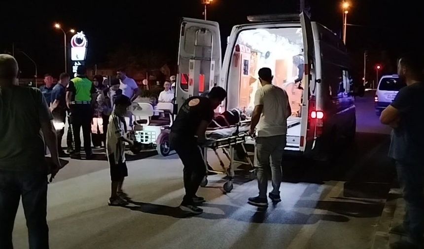 Otomobil ile elektrikli motosiklet çarpıştı: 3 yaralı