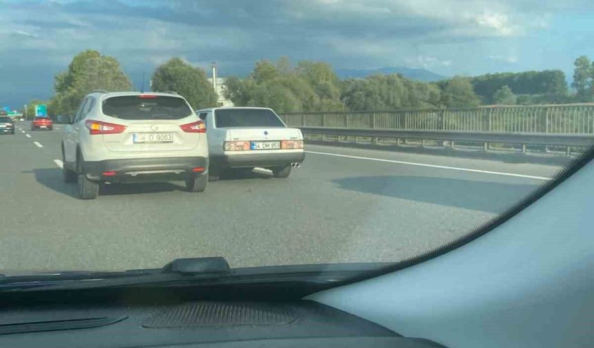 Otoyol üzerinde tehlikeli hareketler kameraya yansıdı