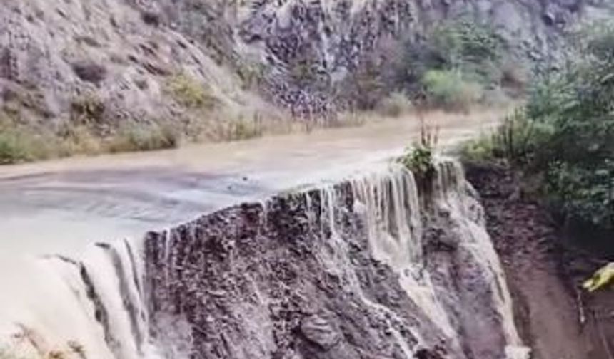 Posof'ta aşırı yağış sonrası sel meydana geldi, yol çöktü