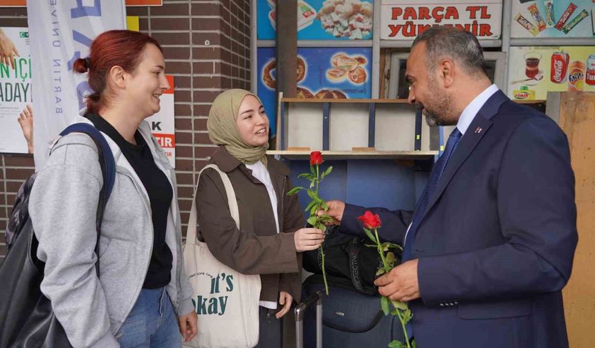 Rektör Akkaya yeni öğrencileri otogarda karşıladı