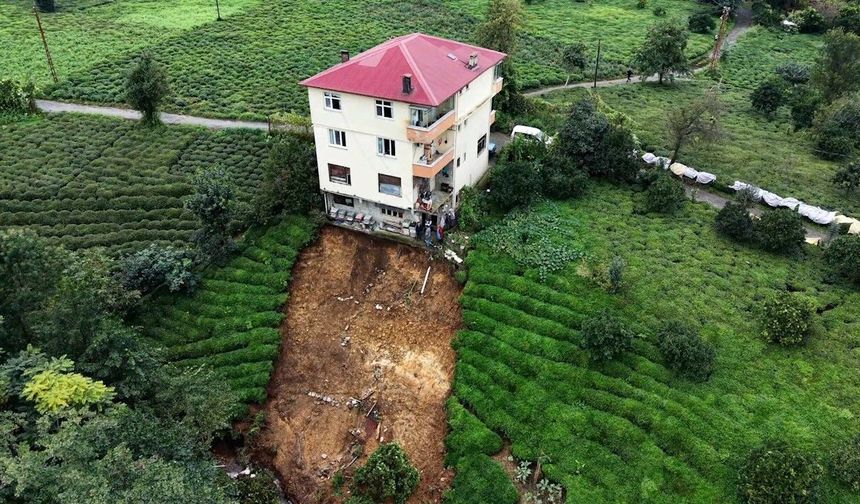 Rize'de korkutan heyelan: 'Eşim 'Ev gidiyor' diye beni kaldırdı'