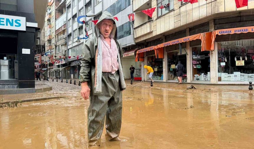 Rize'de Pazar ilçesinde sel suları çekiliyor, iş yerlerinde temizlik çalışmaları başladı
