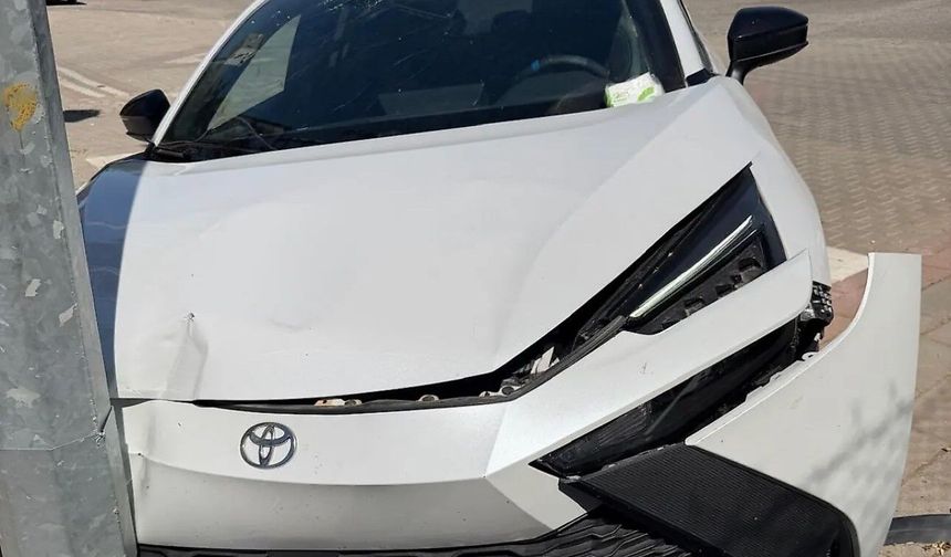 Siirt'te otomobil aydınlatma direğine çarptı
