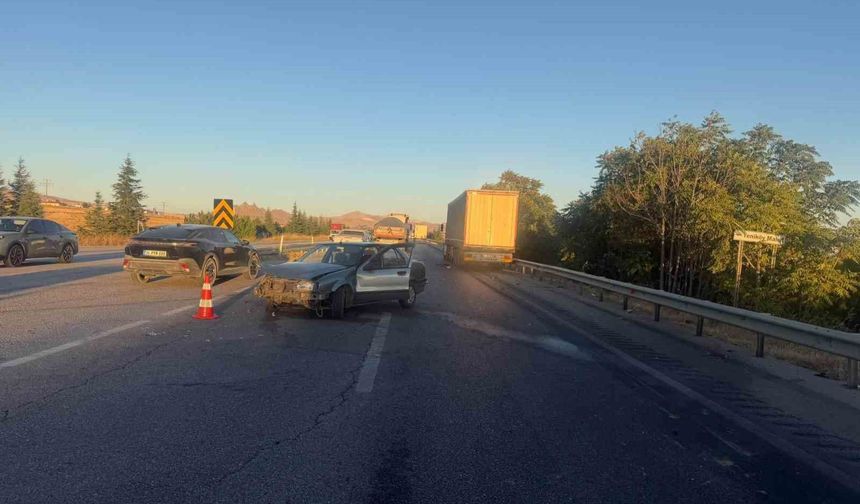 Tıra çarpan otomobilin sürücüsü yaralandı