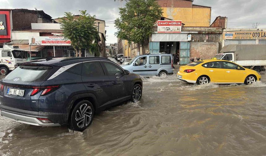 Uşak'ta sağanak yolları göle çevirdi