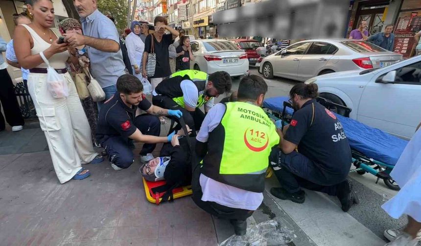 Yolun karşısına geçmeye çalışan yaşlı kadın ve torununa otomobil çarptı, sürücü kaçtı