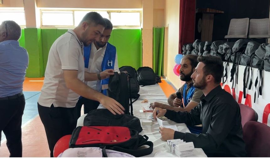 Yüksekova'da 'İyilik Çantası' 100 yetim öğrenciye ulaştı