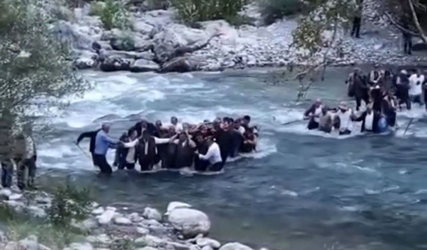 Yüksekova'da sarp arazide acı haber: Hayatını kaybeden adamın cenazesi dereden geçirilip omuzlarda taşındı