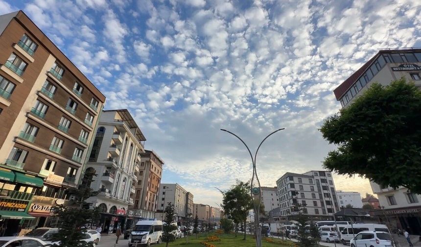 Yüksekova'da 'Sirrokümülüs bulutları' görsel şölen sundu