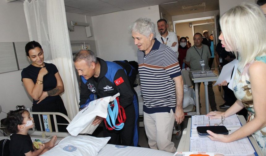 11 astronot Akdeniz Üniversitesi'nde çocuklar ve gençlerle buluştu