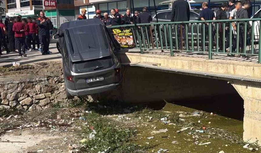 3 aracın karıştığı kazada araçlardan biri dereye uçtu