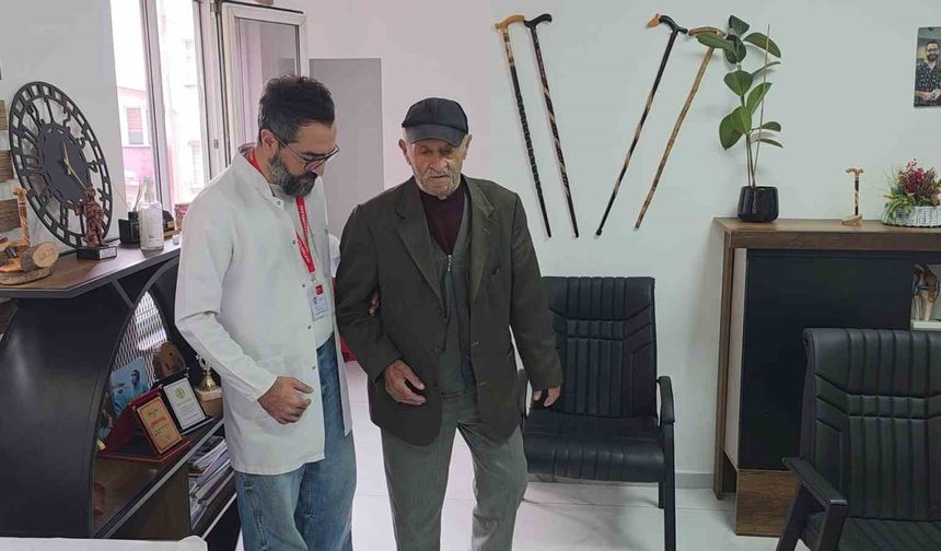 72 yaşındaki emekli madenci, yapay deri işlevi gören materyalle ayağa kalktı