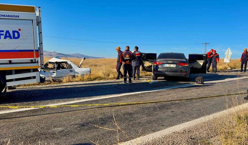 Afyonkarahisar'da otomobiller çarpıştı: 4 ölü