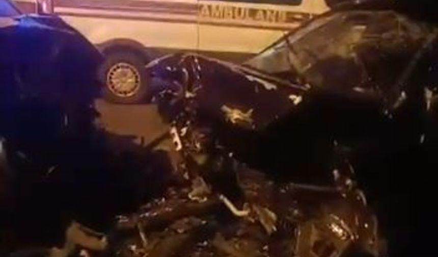 Ardahan'da otomobil ile hafif ticari araç kafa kafaya çarpıştı: 5 yaralı