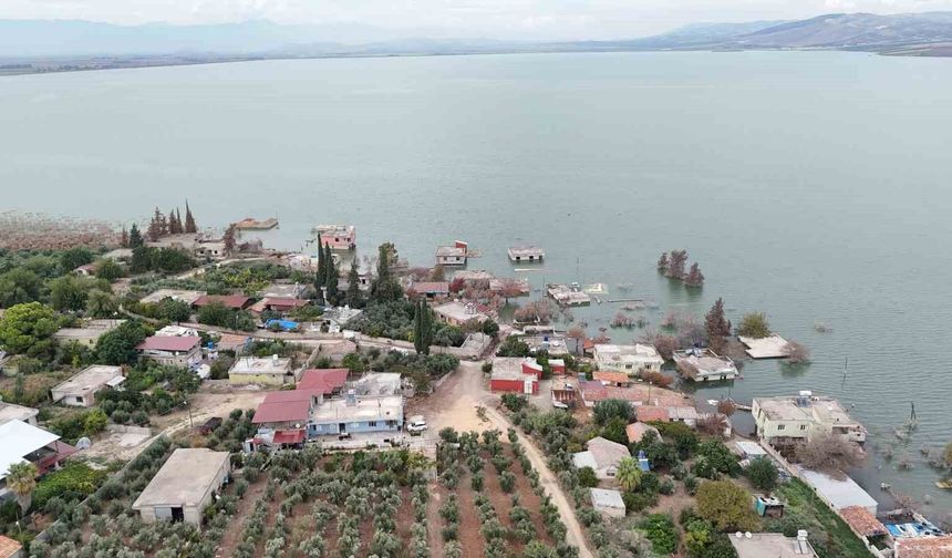Aşırı yağışlarla birlikte sular altında kalan köy olta balıkçılarının uğrak noktası oldu