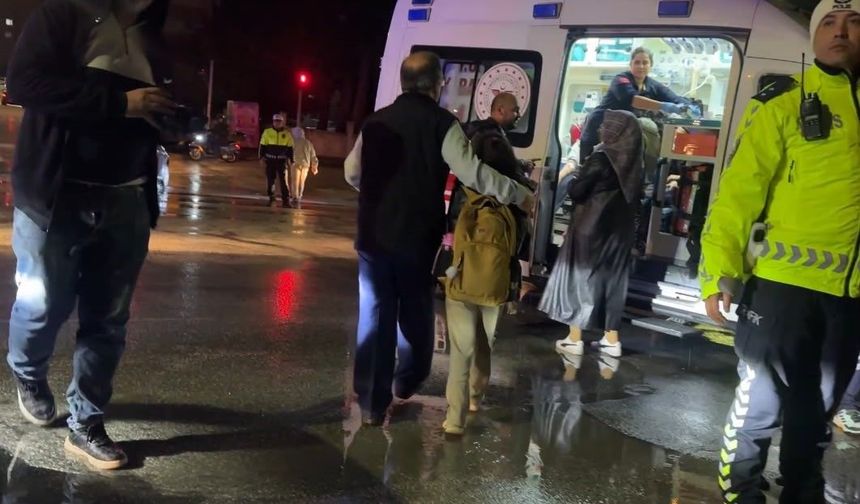 Burdur'da öğrenci servisi ile otomobil çarpıştı: 12 öğrenci hafif yaralı