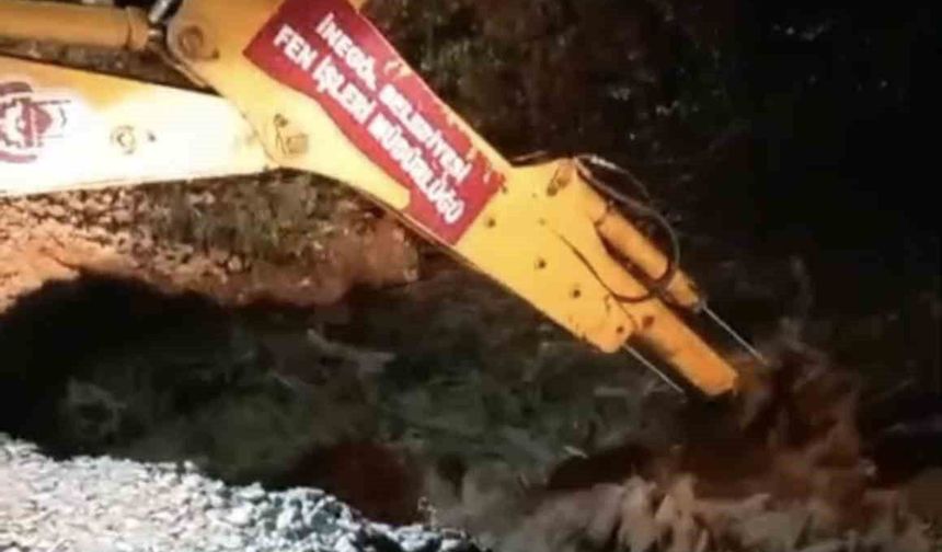 Bursa'da yağış köprüyü çökertti, sürücüler mahsur kaldı: İmdada belediye ekipleri yetişti