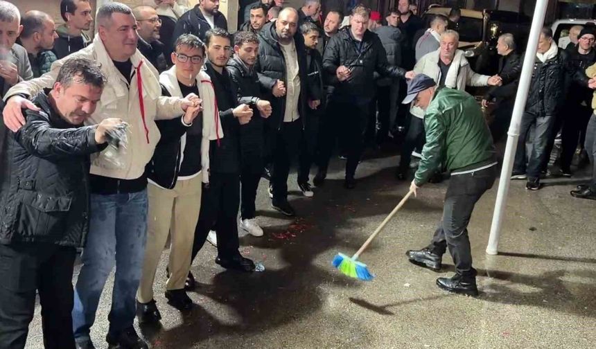Bursa'da yağmur altında Arnavut damat coşkusu