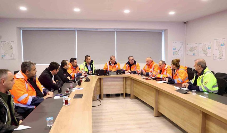 Büyükçekmece Belediyesi, sağanak yağış ve fırtınaya karşı çalışmalarını aralıksız sürdürüyor