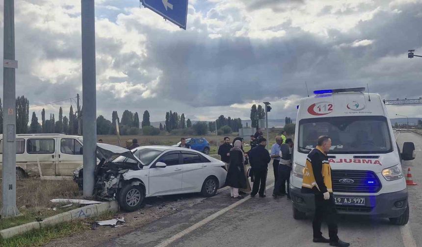 Çorum'da minibüs otomobille çarpıştı: 6 yaralı