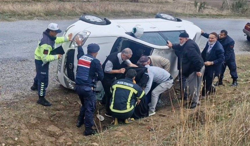 Çorum'da otomobil devrildi: 2 yaralı