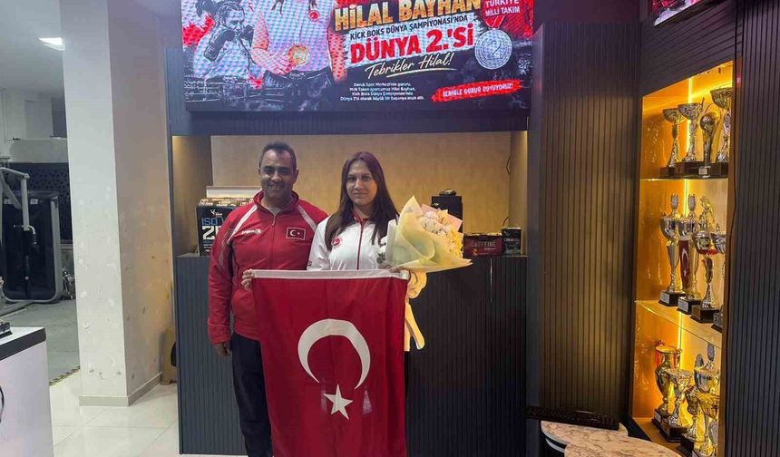 Dünya ikincisi Hilal Bayhan'a coşkulu karşılama