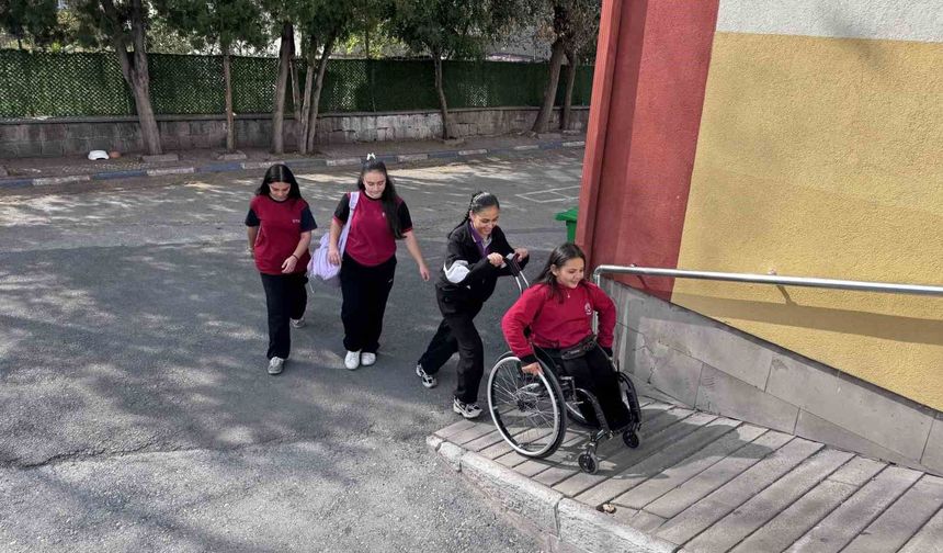 Ecrin engelini arkadaşlarıyla aşıyor