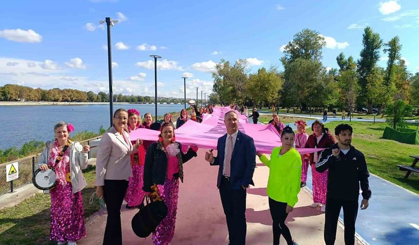 Edirne'de 18 metrelik pembe afişle meme kanserine karşı farkındalık mesajı verildi