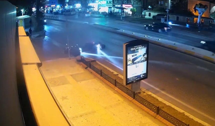 Edirne'de yaya geçidinde iki motosiklet çarpıştı: Kaza anı kamerada