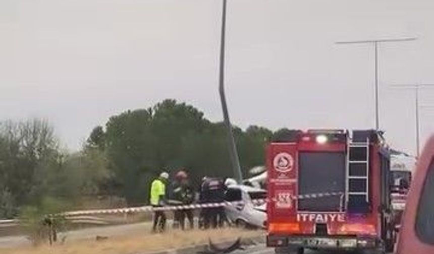 Elektrik direğine çarpan TOFAŞ ikiye bölündü: 1 ölü