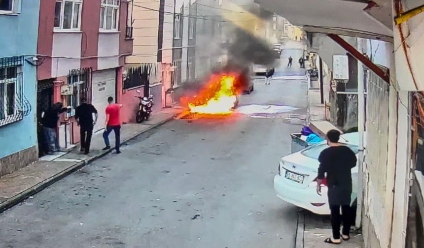 Elektrikli otomobil alev alev yandı: Yangın anı kamerada