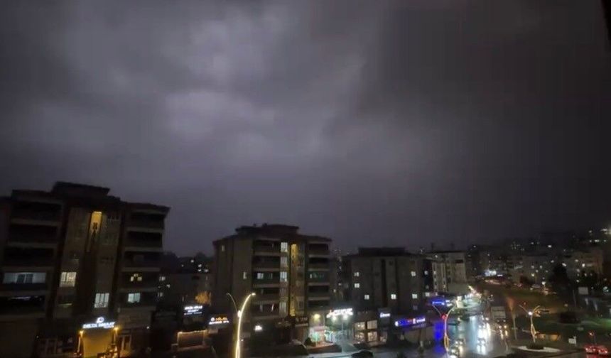 Gaziantep'te art arda şimşekler çaktı