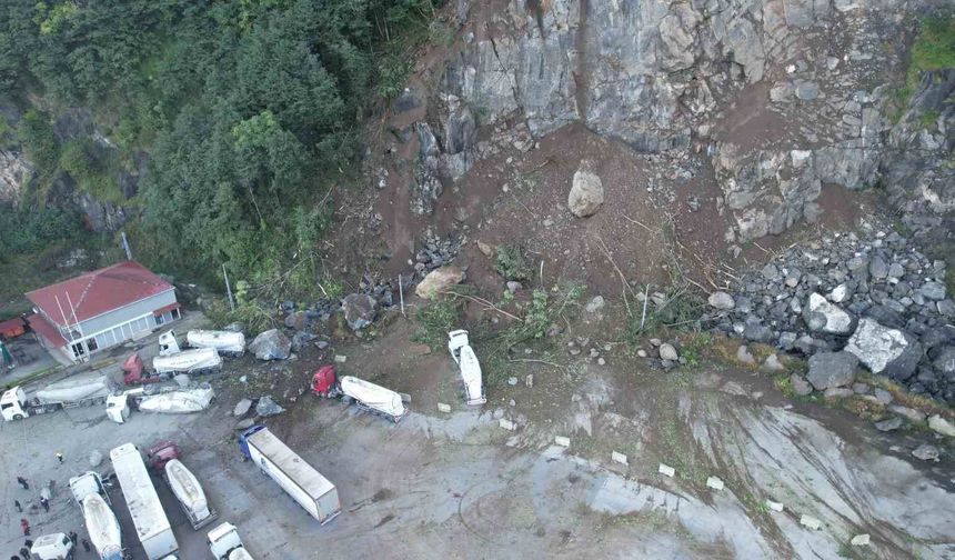 Hopa'da heyelanın yaşandığı tır parkı havadan görüntülendi