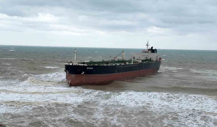 İstanbul'da BANDA isimli petrol tankeri kıyıya vurdu: Nene Hatun kurtarma gemisi bölgede
