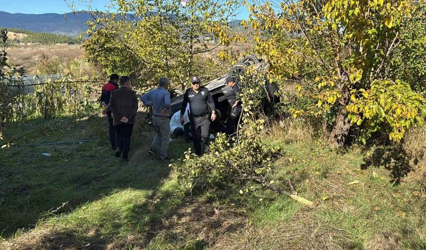 Kamyonet 38 metre aşağı yuvarlandı: 1 ölü, 1 yaralı