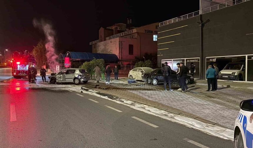 Kayseri'de park halindeki 3 araca çarpan otomobil, alev aldı: 2 yaralı