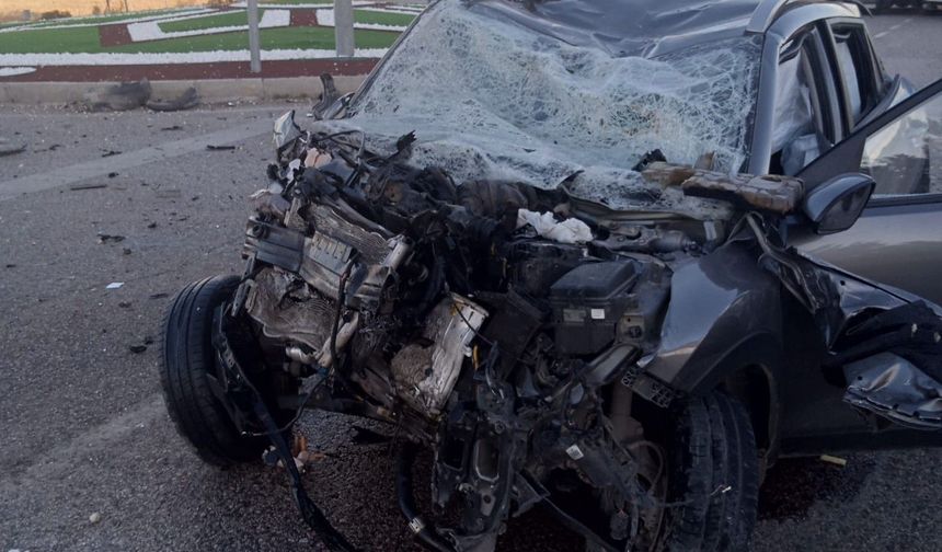 Malatya'da minibüs ile otomobil çarpıştı: 1'i ağır 3 yaralı